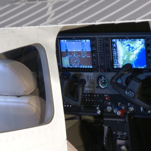 Video tip: explore the differences in airplane cockpits : Flight ...