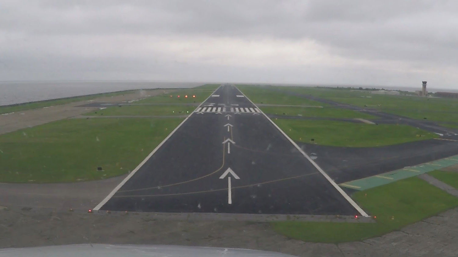 What is the purpose of the runway/runway hold position sign?
