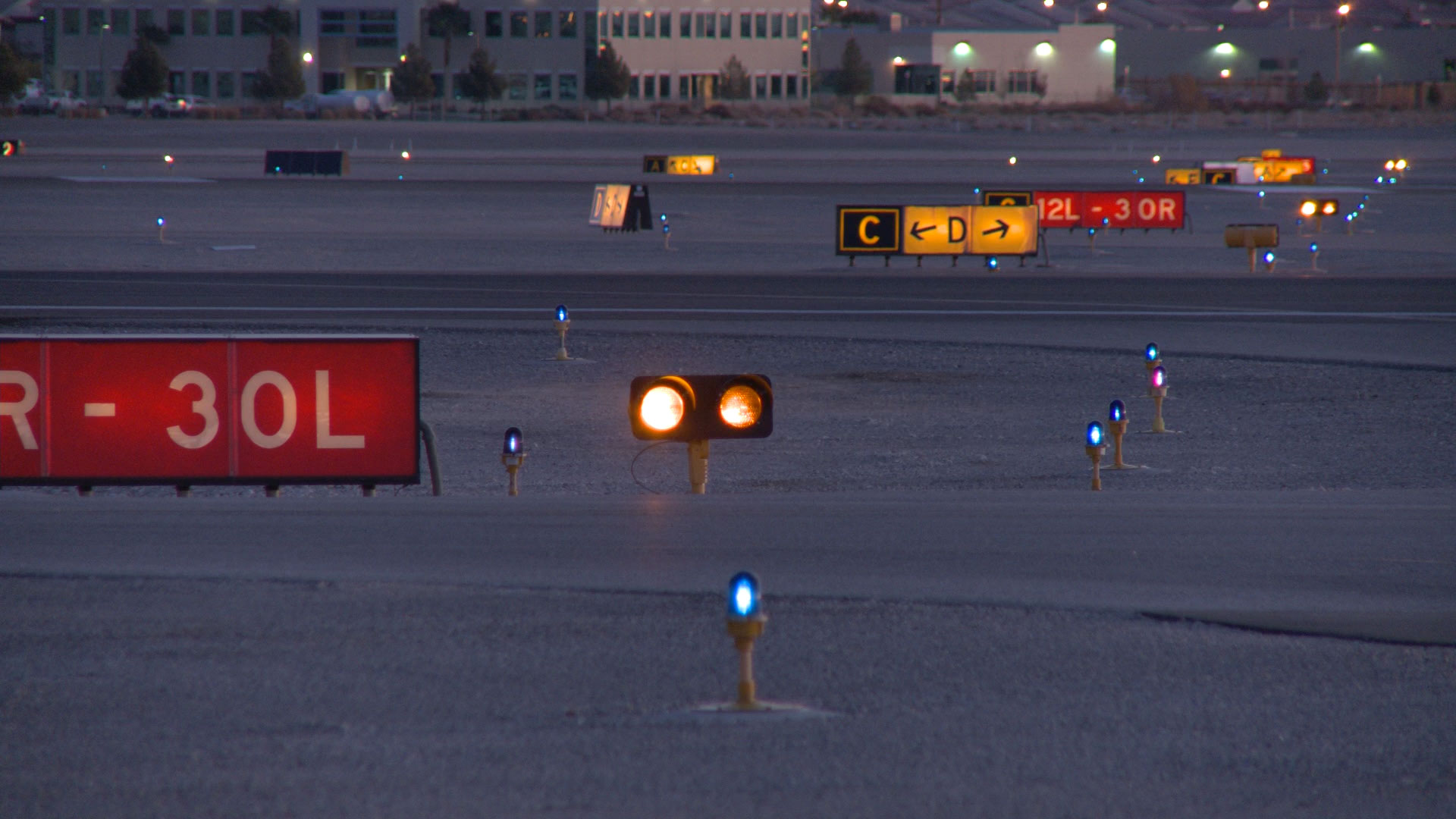 What is the purpose of the runway/runway hold position sign?